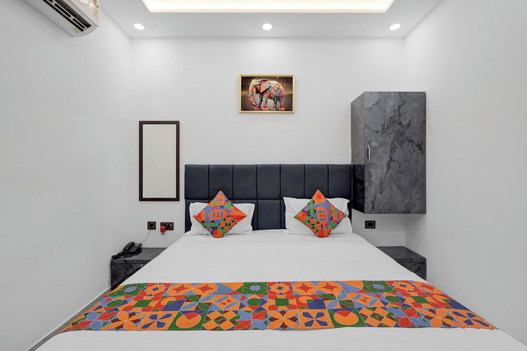 Room 4, Fabhotel Yatri Nivas, Varanasi