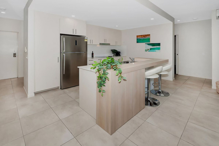 Interior 5, Coastal 2-bed With Parking & Pool by the Ocean, Cairns