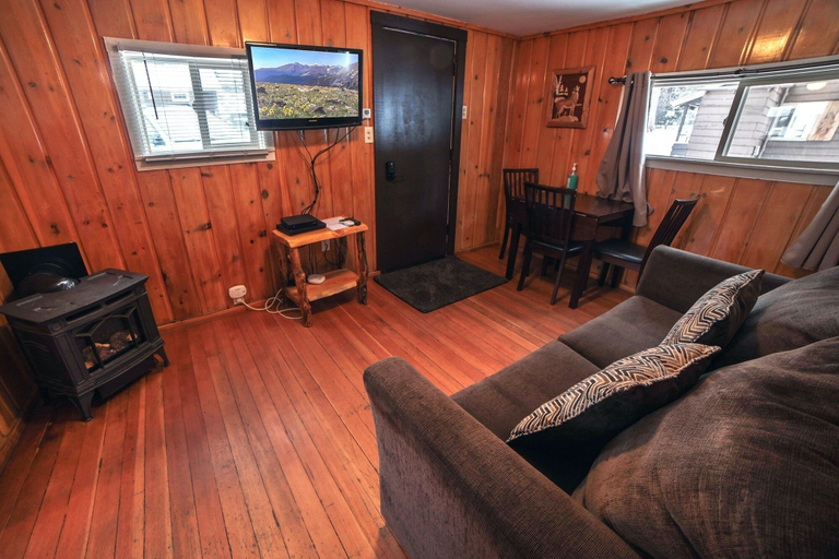 Living area 4, Triple R Cottages: 3 1 Bedroom Cabin, Larimer