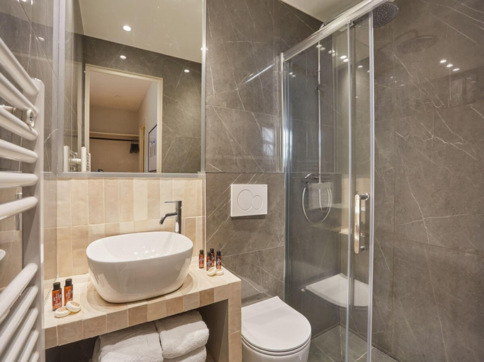 5, Modern Apartement Center of Paris, Paris
