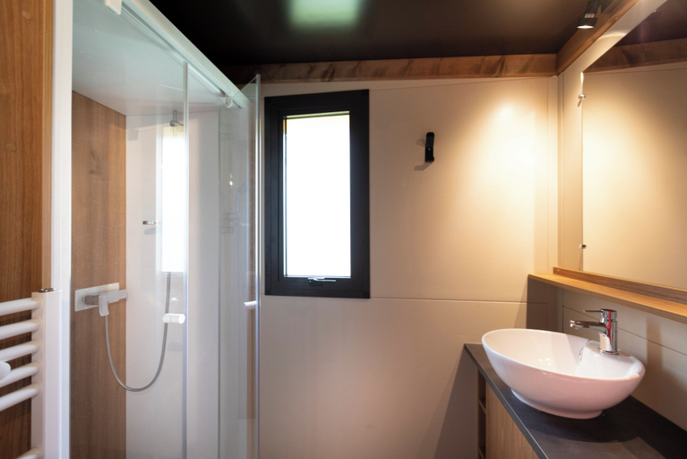 Bathroom 4, Camping Huttopia Oleron Les Pins, Charente-Maritime