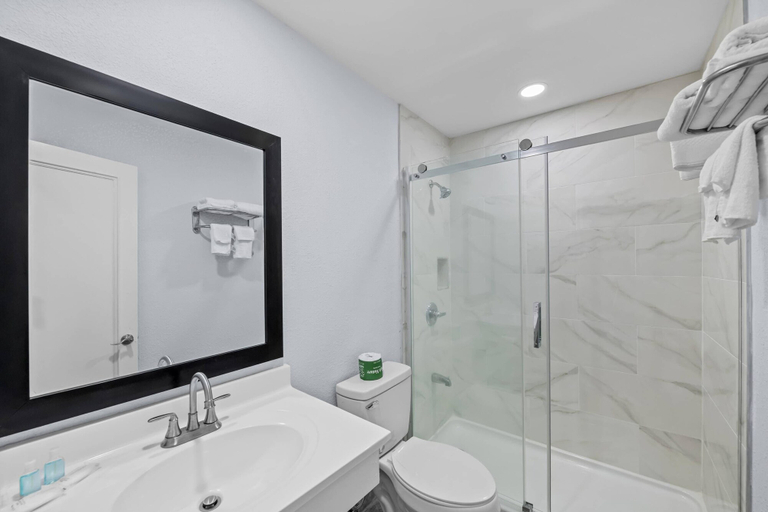 Bathroom 3, Suburban Studios Newport News – Hampton, Newport News