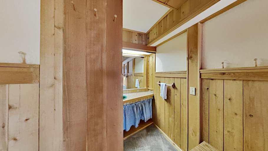 Room 2, Slopeside 2 Bedroom Condo with 3 Spas! Easy Access to Recreation! by RedAwning, Mono
