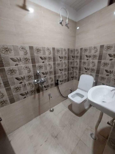 Bathroom 2, Madhav Inn Lucknow, Lucknow