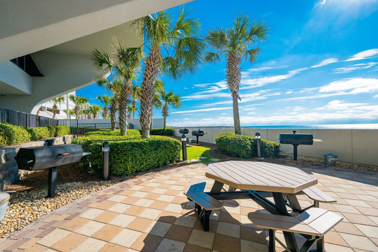 Outdoor dining 3, Phoenix Ix 903 2 Bedroom Condo, Escambia