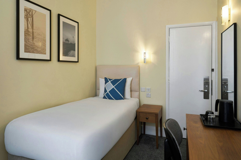 Bedroom 3, Four Points Flex by Sheraton Brighton Seafront, Brighton and Hove