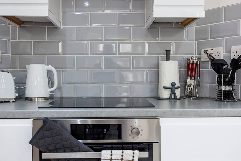 Room 5, 3 Bed 3 Bathroom Flat in Kensington A, London