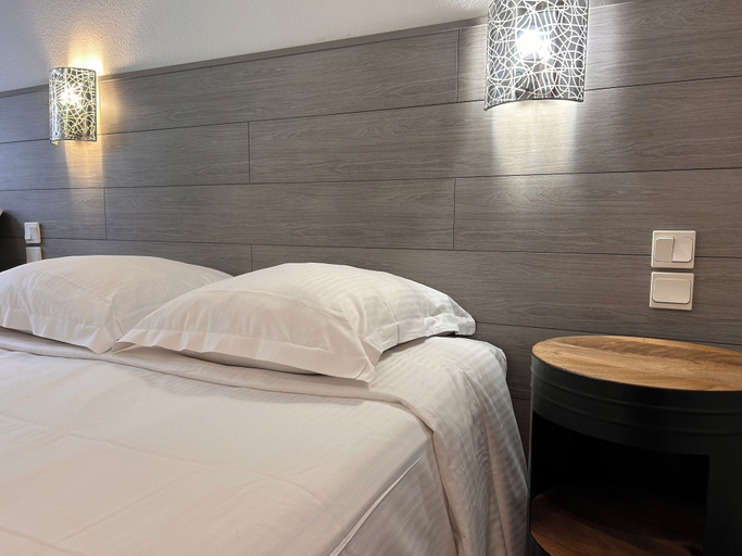 Bedroom 3, Hotel Le Lacuzon, Jura