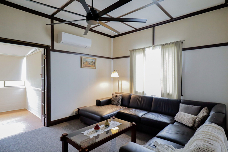 Living room 5, Cosy 3-bed Home With Fireplace & Outdoor BBQ, Tenterfield