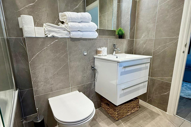 Bathroom 4, 2 Bed Apartment - Sleeps 4, Balcony, Pets Ok, London