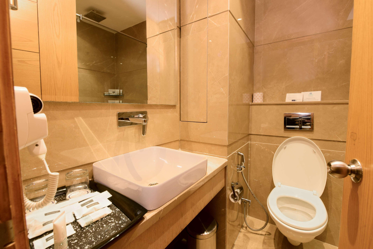 Bathroom 4, Surestay Hotel By Bw Model Town Amritsar, Tarn Taran