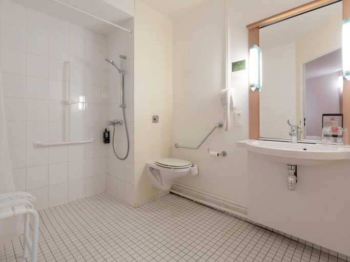 Bathroom 4, ibis Nancy Centre Gare et Congres, Meurthe-et-Moselle