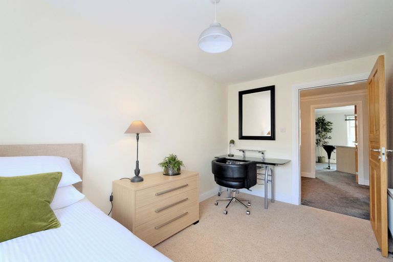 Room 4, Spacious 3 Bed in Aberdeen s Westend, Aberdeen