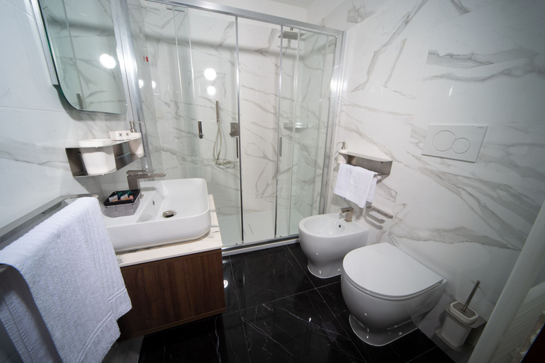 Bathroom 5, Hotel Villa Paradiso, Novara