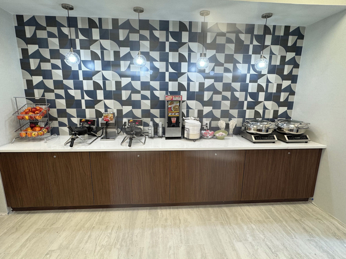 Food & Drinks 5, La Quinta Inn & Suites by Wyndham New Haven, New Haven