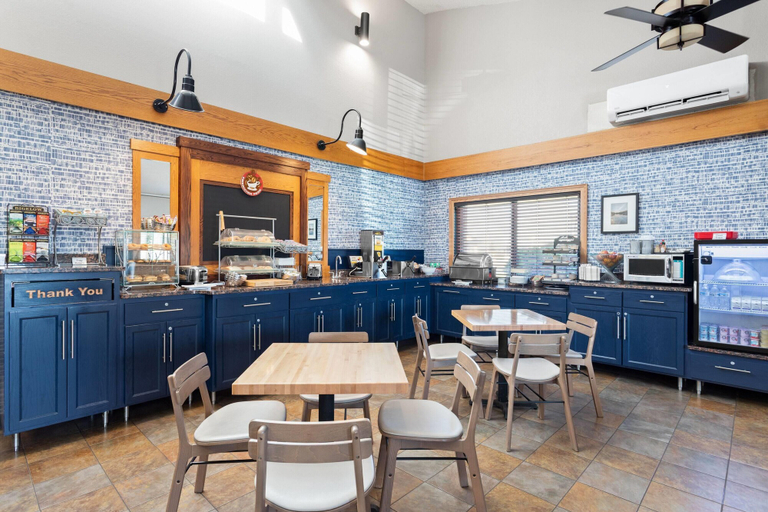 Food & Drinks 5, AmericInn by Wyndham Roseau, Roseau
