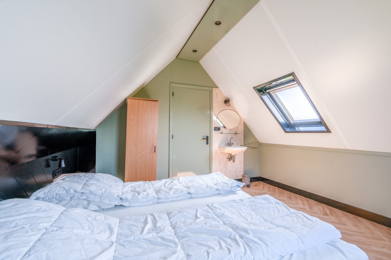 Room 3, Modern and Attractive 5-person Holiday Home, Texel