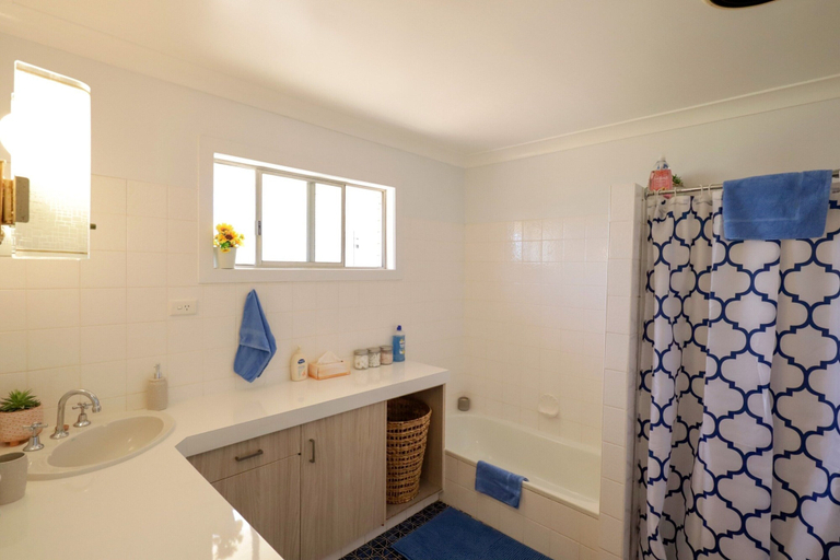 Bathroom, Family Retreat in Central Tenterfield, Tenterfield