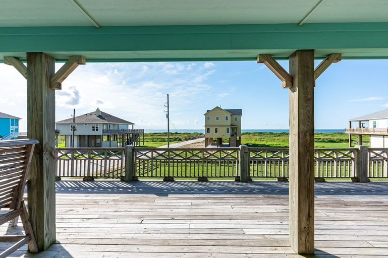 Property grounds 3, Crystal Villa 3 Bedroom Home by RedAwning, Galveston