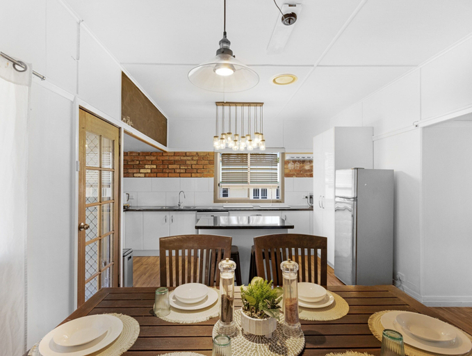 Private kitchen 3, Spacious Home Near Urangan Beachfront, Hervey Bay - Pt A