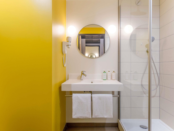 Bathroom 5, ibis Styles Paris Meteor Avenue d'Italie, Paris