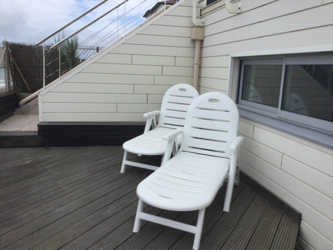 Balcony 2, 1-bedroom apartment with view of private beach., Manche