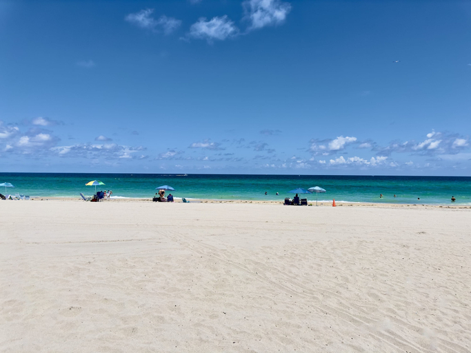 Others 1, Southwinds 3 for 2 Queen Studio Steps to Beach, Broward