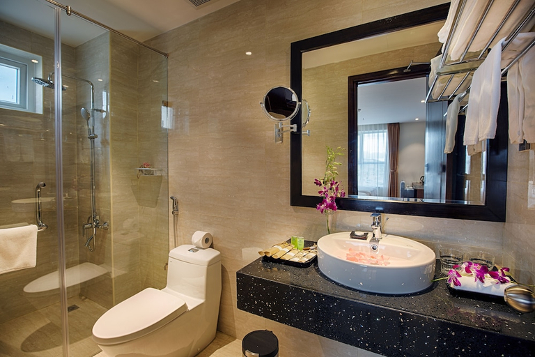 Bathroom 3, Sofia Suite Hotel & Spa Da Nang - Free 01 Draught Beer and 20-minute Spa per Room, Da Nang