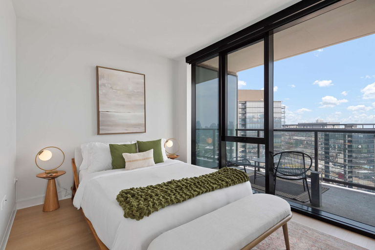 Room 5, Lincoln Park Haven Balcony Walk to Whole Foods, Cook