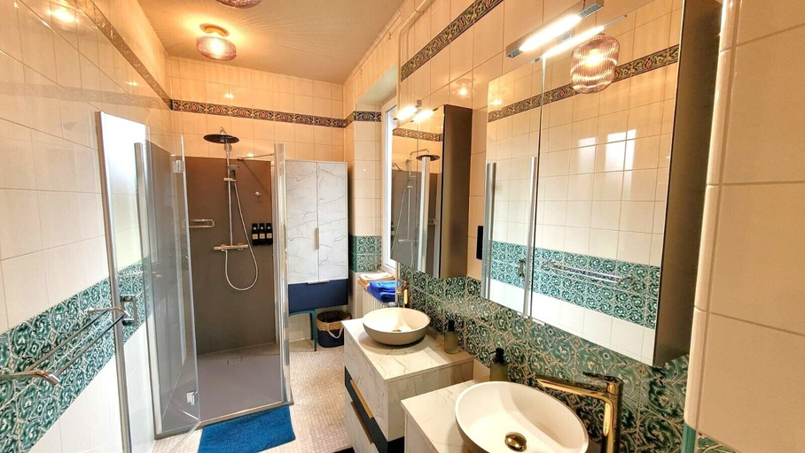 Bathroom 4, Le Jardin des Roses, Bas-Rhin