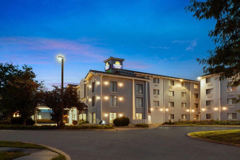 Exterior & Views 2, Days Inn & Suites by Wyndham Arlington Heights, Cook
