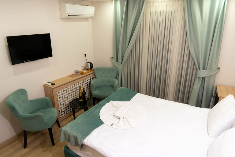 Bedroom 3, Loss Hotel, Beylikduzu