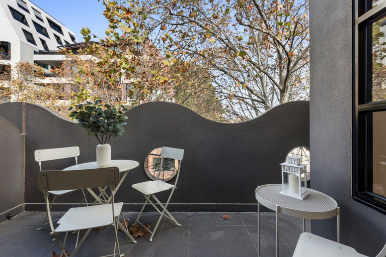 Outdoor dining, Beautiful 2-storey Unit With Balcony Near Smith St, Melbourne