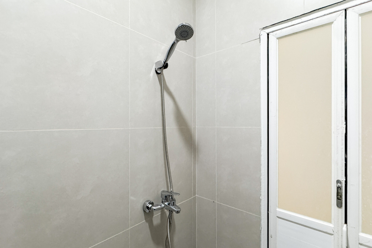 Bathroom 4, Urbanview Daily Guest House Pasteur Bandung, Bandung