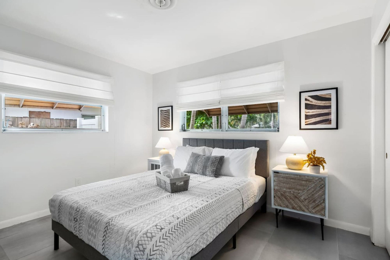 Room 2, Oasis Backyard With Heated Pool Oakland Park, Broward