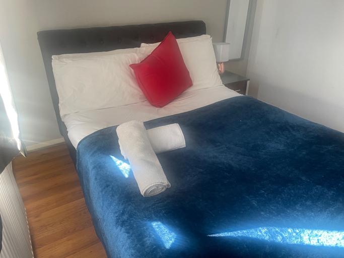 Room 2, Apartment - Sleeps 4 & On-site Parking, Sandwell