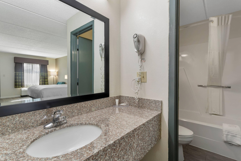Bathroom 3, Clarion Pointe Kimball By Choice Hotels, Marion