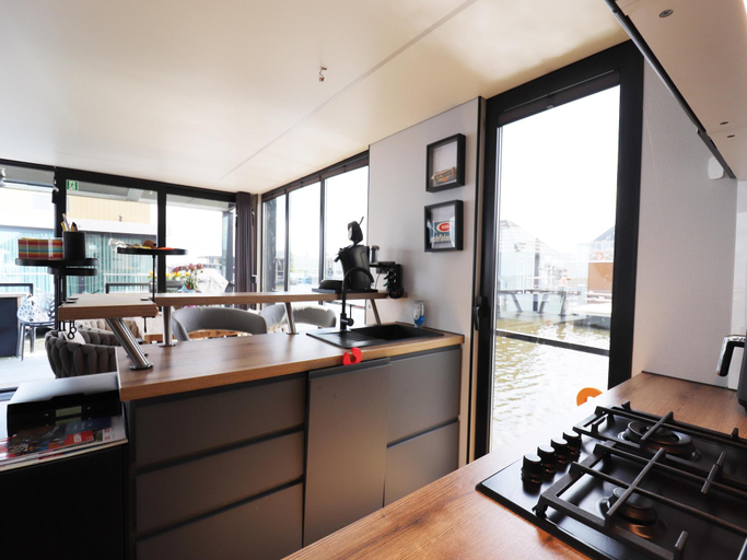 3, Houseboat with sauna fantastic view Offingawier, Sneek