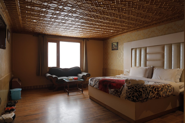 Bedroom 2, Royal Park Hotel, Baramulla