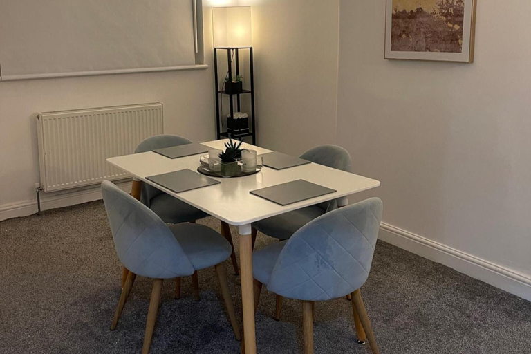 Dining 3, Privategarden- Freeparking- wd- 2br- Wifi, Glasgow