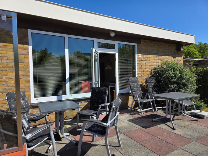 Balcony 5, Bungalow for 6 persons with a very spacious south-facing garden., Texel