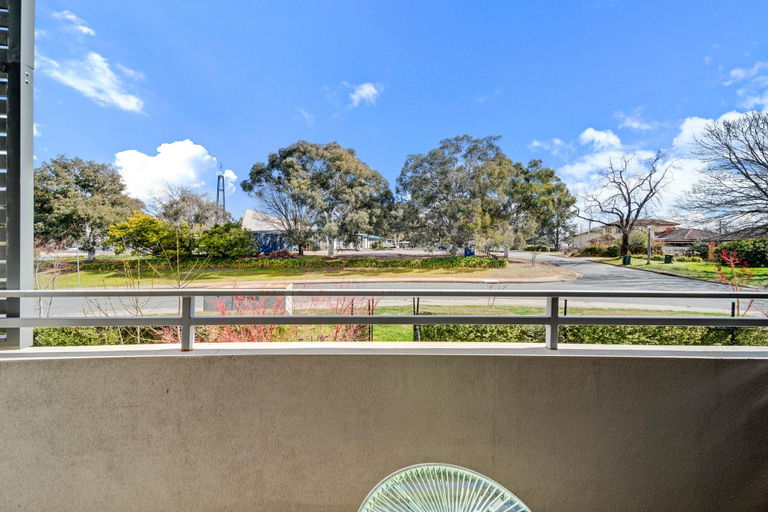 Balcony/terrace 5, Tranquil Apartment in Green, Well Connected Suburb, Canberra