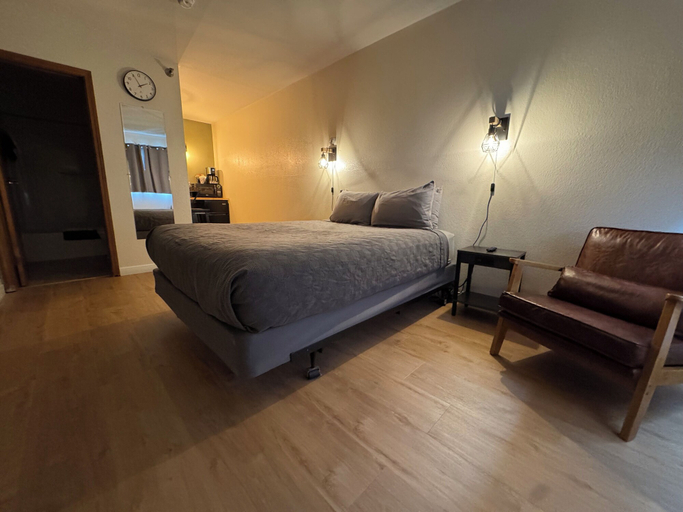 Bedroom 4, The Pioneer Motel, Matanuska-Susitna