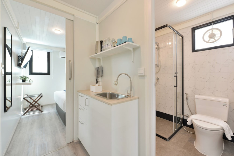Bathroom 4, Gate43 airport hotel Bangkok (SHA Plus+), Bang Phli