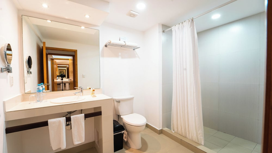 Bathroom 5, Cancun Bay All Inclusive Hotel, Benito Juárez