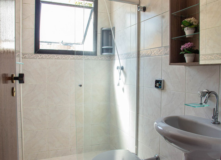 Room 5, Apartamento Pet Friendly c Garagem a 400m da Praia, Praia Grande