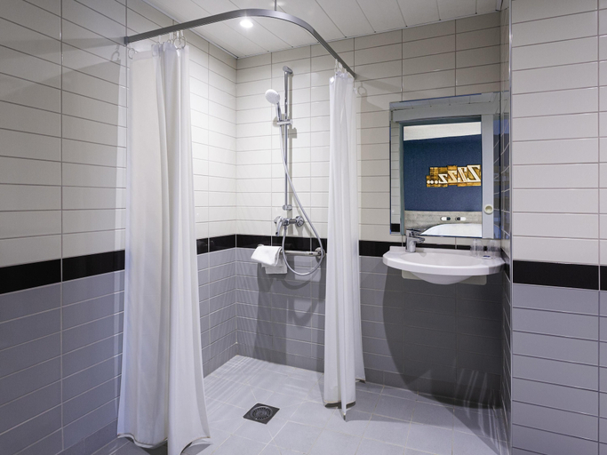 Bathroom 5, ibis budget Meudon Paris Ouest, Hauts-de-Seine