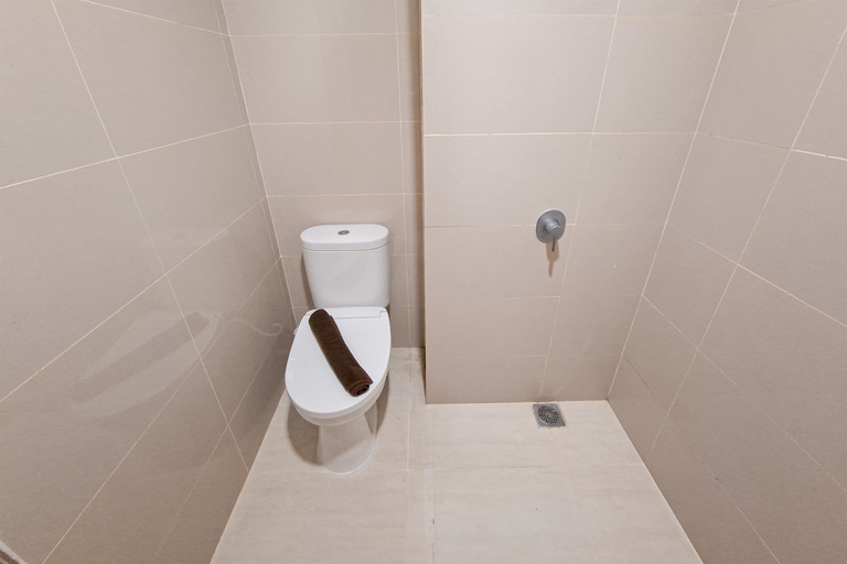 Bathroom 5, Pleasurable and Homey Studio at Apartment B Residence By Travelio, Tangerang Selatan