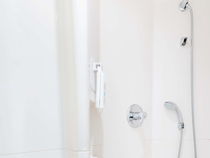 Bathroom 4, ibis budget Paris Porte de Montmartre, Seine-Saint-Denis