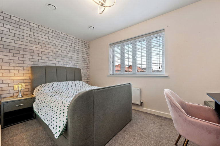 Room 3, 3 Bed Detached House - Sky Tv - Garden - Pets, Halton